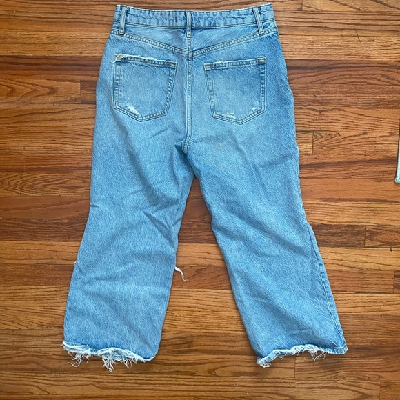 We The Free. Cropped, Lightwash Boyfriend Jeans. Distressed, Casual. Size 29. - Picture 5 of 7